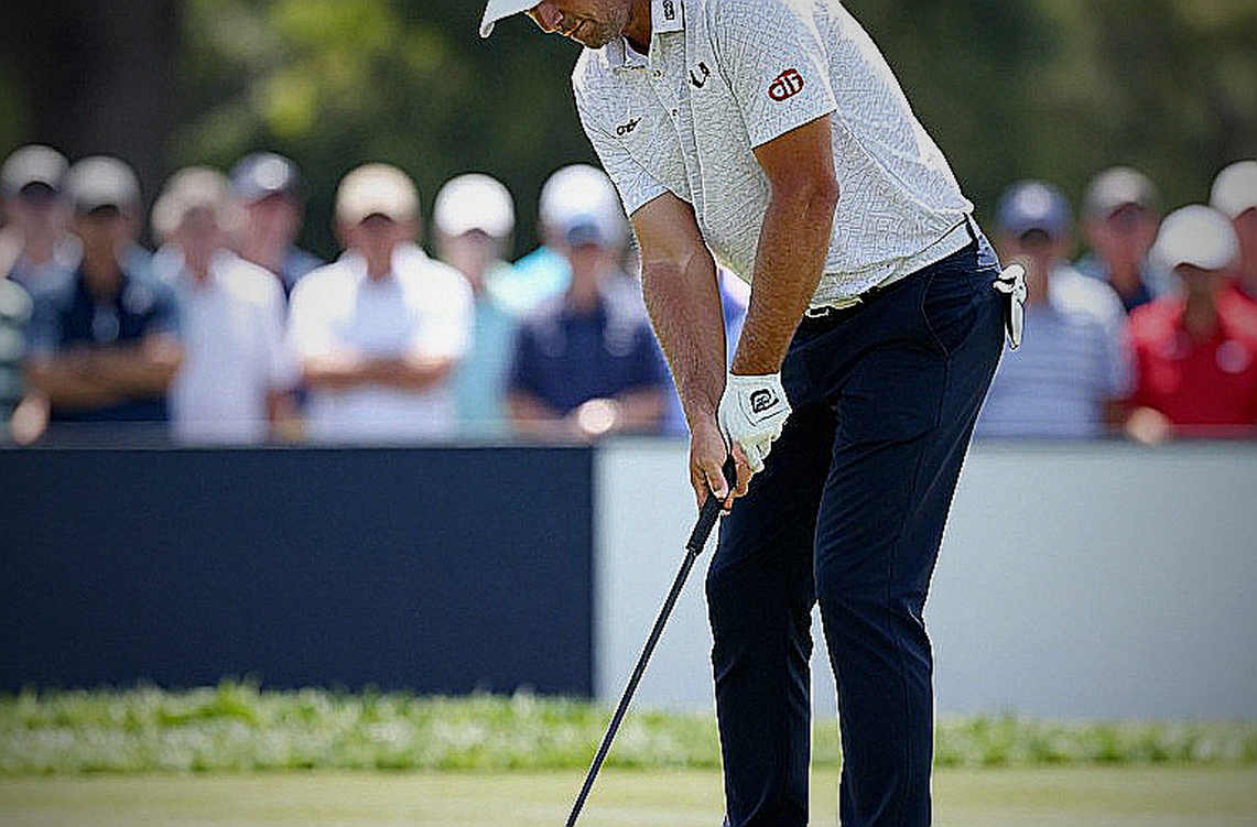 Aaron Rai 66 gậy giữa cơn run tay, Rory McIlroy thú nhận cú swing còn 'lệch nhịp'
