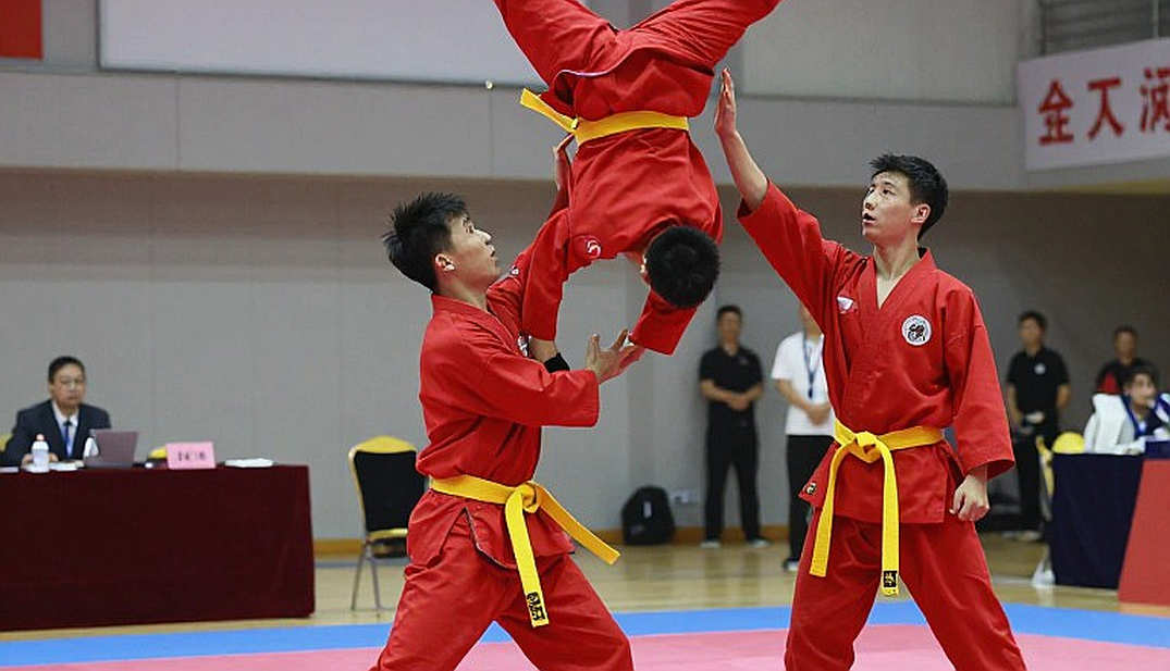 Tám Lớp Sàng Lọc Một Bản Tin Võ Thuật: Ghi Chép Từ Những Sân Đấu Trống
